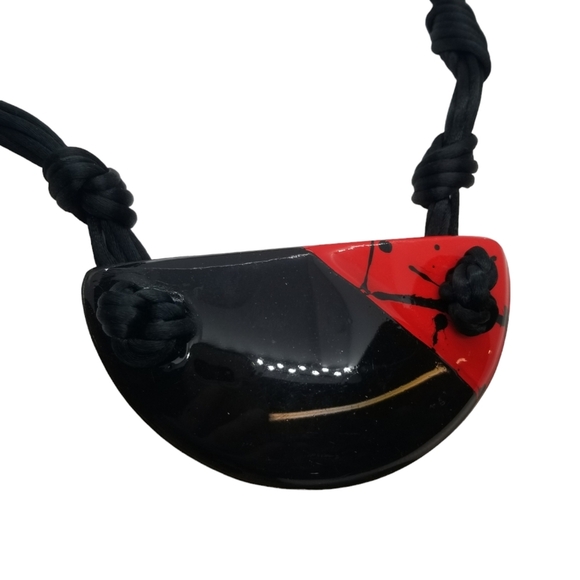 VINTAGE ARTISTIC STATEMENT BLACK & RED PENDANT & SILK CORD NECKLACE - Picture 4 of 6